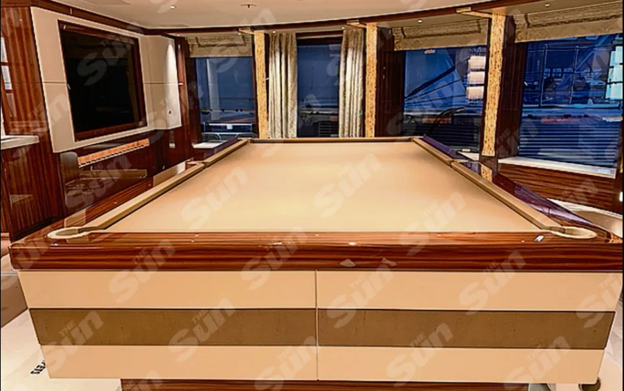 Басейни, вертолітні майданчики і позолота у туалеті: дивіться, як виглядають яхти Путіна